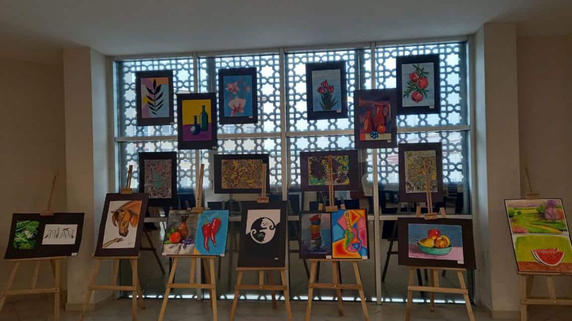 Okulumuz yıl sonu resim sergisi, görsel Sanatlar Öğretmenimiz Sibel Özdemir ve öğrencilerimizin katkılarıyla okulumuzda açıldı.
