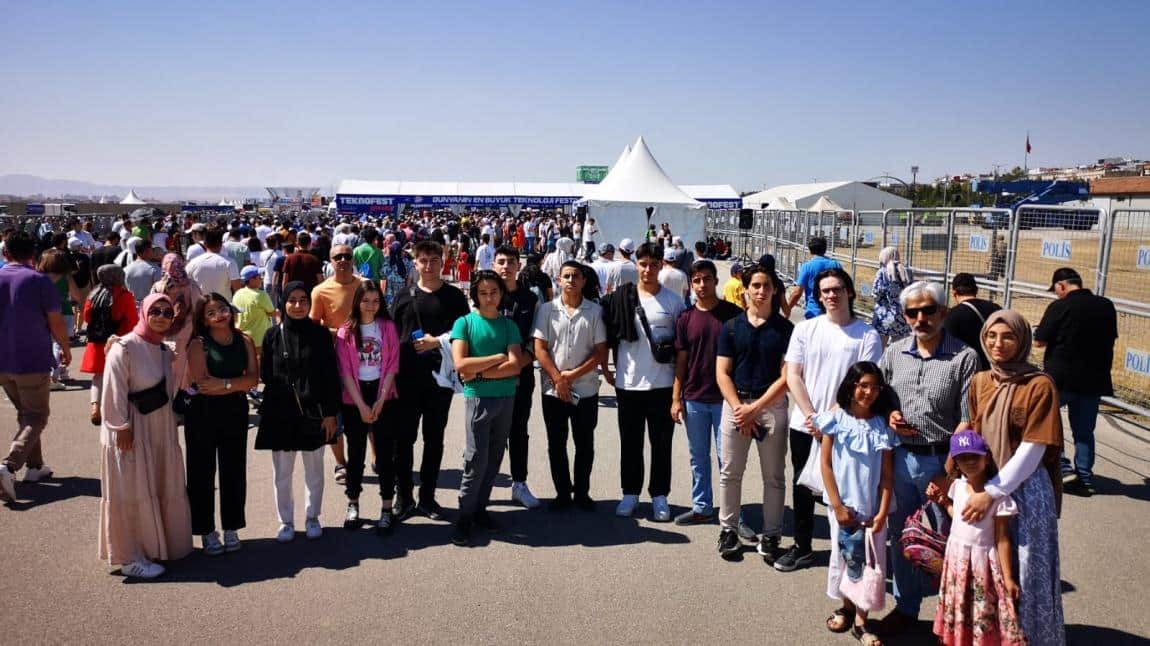 Okulumuz öğretmen ve öğrencileri Ankara Etimesgut Havaalanında düzenlenen Teknofest etkinliklerine katıldı